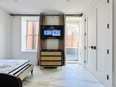 Modern Room with Gym, Rooftop & AC near Manhattan Main Photo