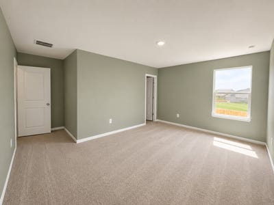 Cozy master BR suite with private bathroom and wa Main Photo