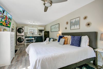 Designer Studio with King bedGym and Pool access n Main Photo