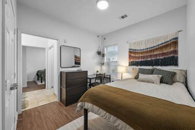 Room for Rent in 4 bedroom 2 bath Apartment Main Photo