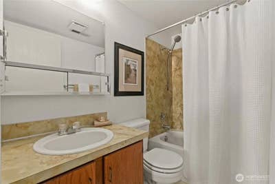 Clean Private Bdrm /shared bathroom available now Main Photo