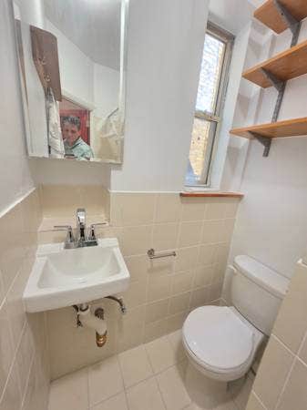 Spacious Room with Private Bath and Fast WiFi Main Photo