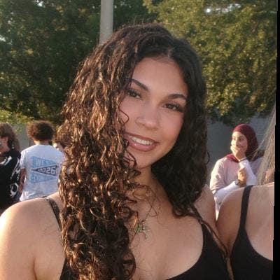 Looking for female roommates preferably Main Photo