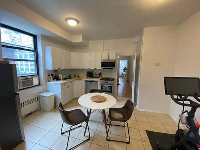 2 Bed In Chelsea with Private bathroom Main Photo