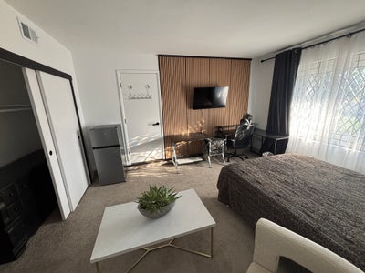 Spacious & Bright Room for Rent in a Safe & Quiet  Main Photo