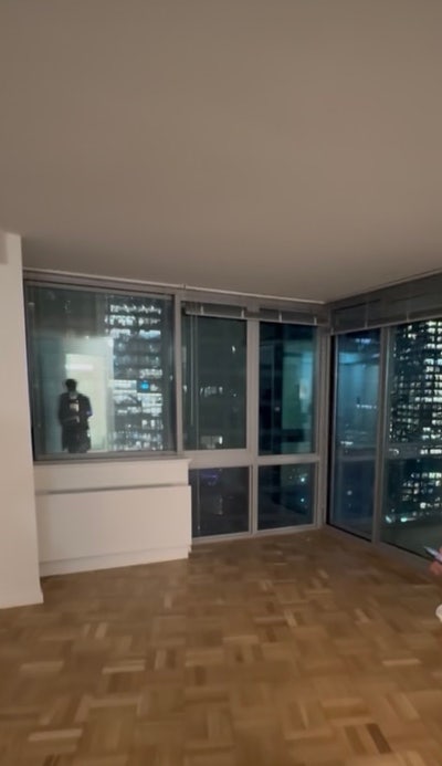 High-rise large room with private balcony Main Photo