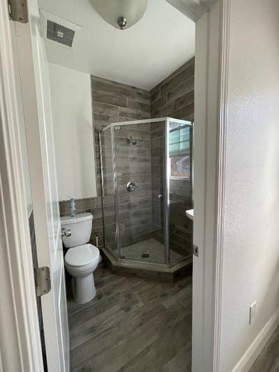 Bright Private Room with Private Bath_ minute Walk Main Photo