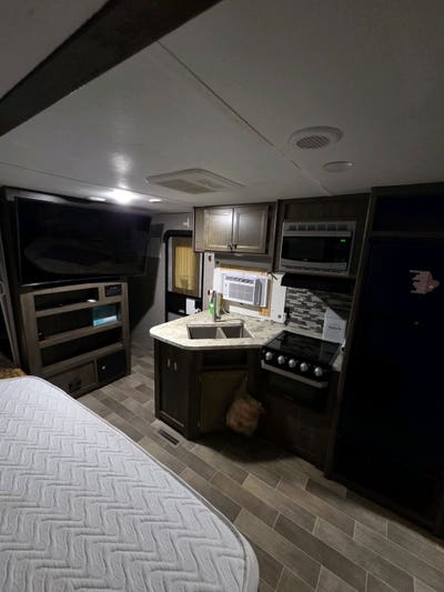 Spacious Camper for rent Main Photo