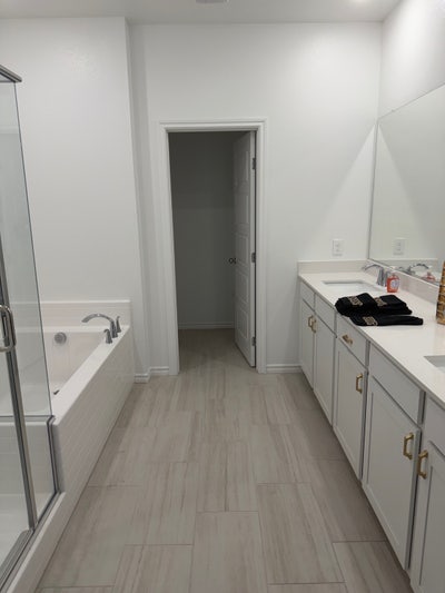 Room in a New Build in Henderson Main Photo