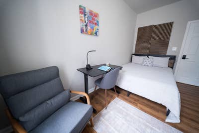  Designer Rowhome   AcousticTreated Rooms  MiniFri Main Photo
