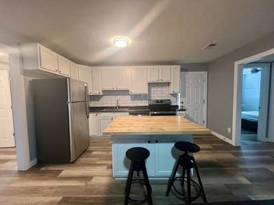 Room for Rent in Remodeled Furnished Apartment acr Main Photo