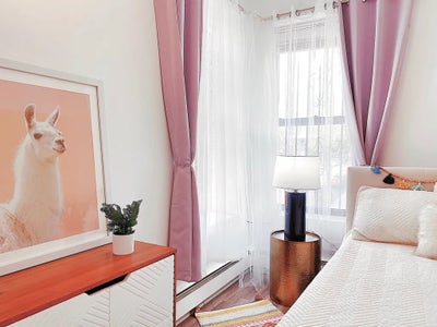 Modern Bedstuy Room with HDTV near Manhattan Main Photo