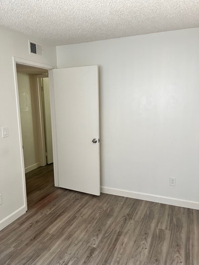 Room for rent in 2 bedroom, 1 bath apartment Main Photo