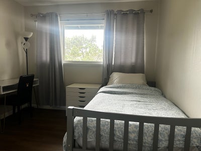 1 bedroom 10 x 10 ft in a quiet neighborhood. Main Photo