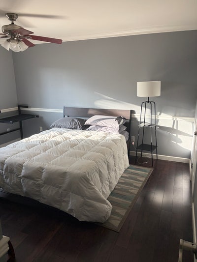 Large Room with Walk-in Closet in Upscale Home Main Photo