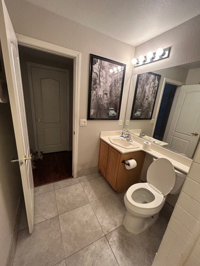 Sunny bright Bedroom w/ Private bathroom  Main Photo