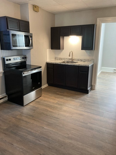 Fabulous 2nd fl 1 br one bath outstanding location Main Photo
