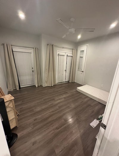 Private Room w/ Balcony in  Mid-City Main Photo