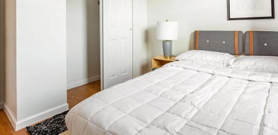 Clean Private Room in a Peaceful Vegetarian Home  Main Photo