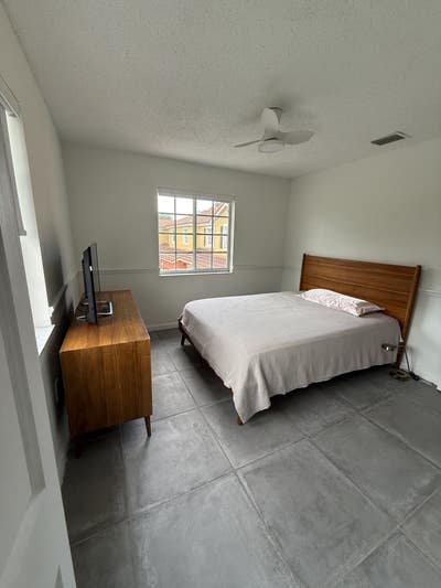 Clean room furnished with Bathroom in Miramar  Main Photo