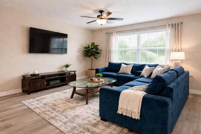 Newly Renovated Bedroom Furnished Home Near Downto Main Photo