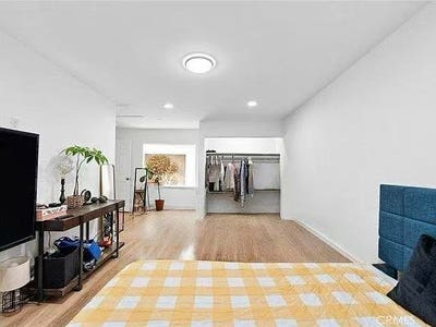 Spacious Bedroom with Private Bathroom Main Photo