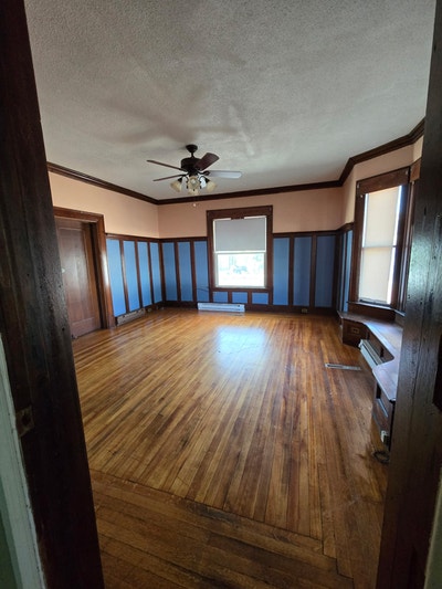 _st floor  hardwood floorsvery long cozy front por Main Photo