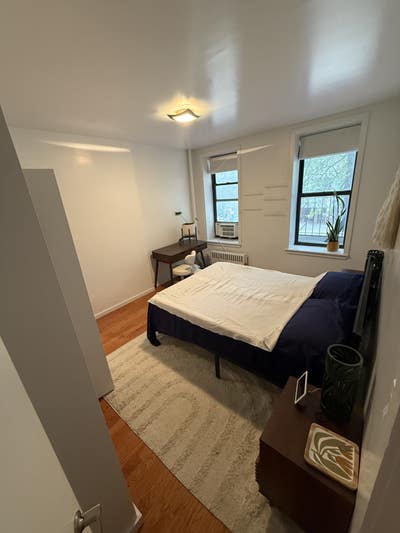 Spacious private bedroom and private bathroom Main Photo