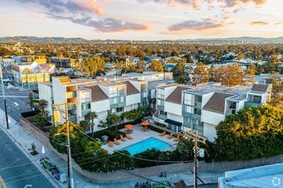 USC PhD Researcher -1 Block to Beach -Coolest Apt  Main Photo