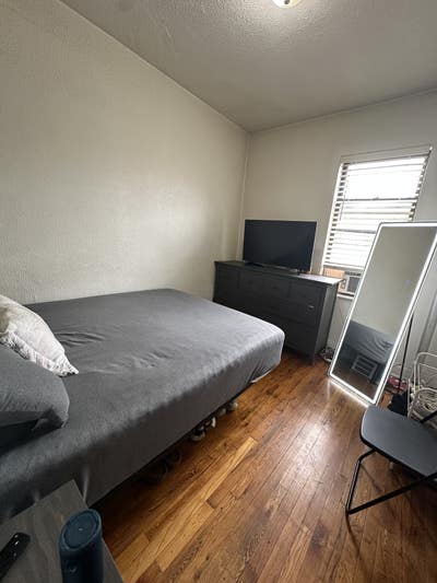 🏡 Private Room for Weekly Rent in Sunnyside, Quee Main Photo