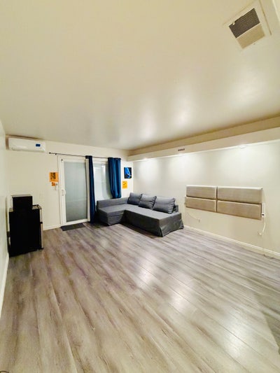 Master Bedroom Private Entrance! Full Privacy  Main Photo