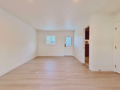 Private Suite w Private Bath & Entrance — All Uti Main Photo