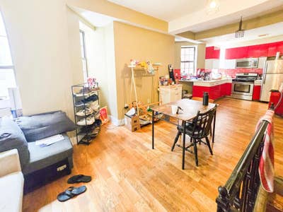 ☀️Large Rooms Available in a Sunny 6 Bed/2.5 Bath  Main Photo