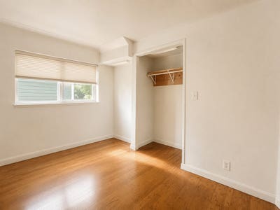Room #16 Crew House Main Photo