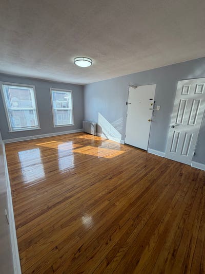 Beautiful One Bedroom Apartment Now Available In E Main Photo
