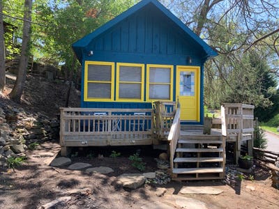 Artist Cabin Walking Distance to Town Main Photo