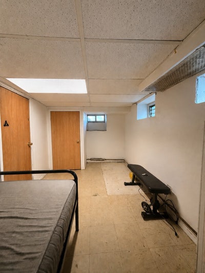 (Utilities included) Room in Private Home Main Photo