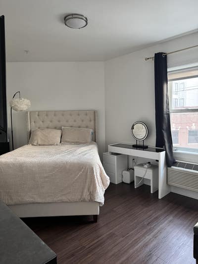 Large 1 bedroom apartment with Manhattan view Main Photo