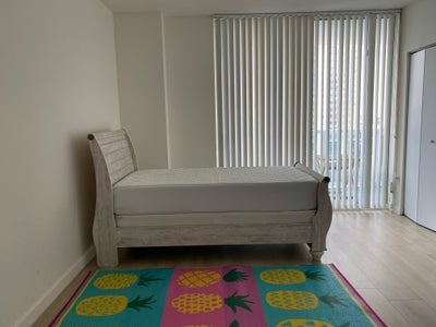 Looking for an easy going roommate  Main Photo