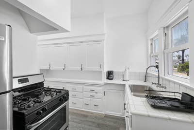 Renovated, furnished rooms w central location! Main Photo