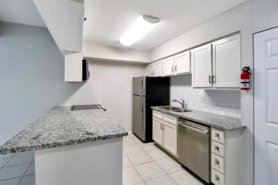 Cozy 1 Bed Condo in Houston | 1 Bath | 5929 Queens Main Photo