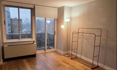 Large Hell’s Kitchen room with en suite bathroom Main Photo