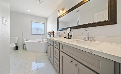 Master Bedroom with Private Bathroom! Month_to_Mo Main Photo