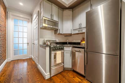 Great apt in the heart of Hell's Kitchen Main Photo