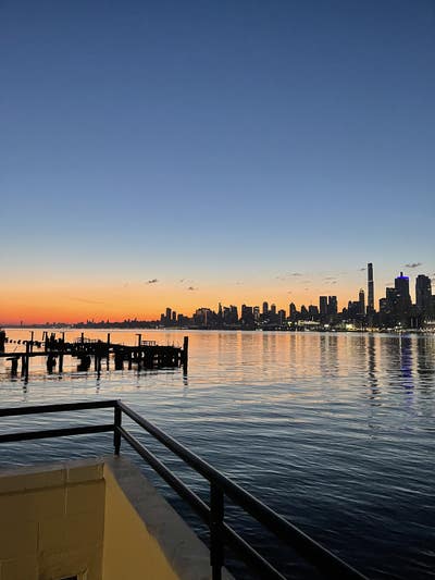 Huge apartment & Room. Stunning view. Easy commute Main Photo