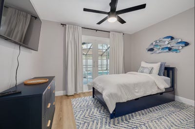 Large Bedroom – Shared Apartment Living Main Photo