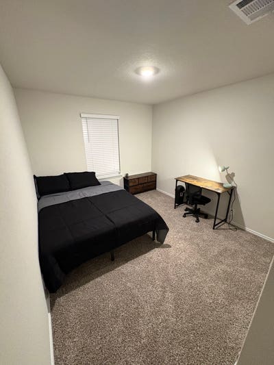 Furnished Bedroom | Fiber Internet | Near Lacklan Main Photo