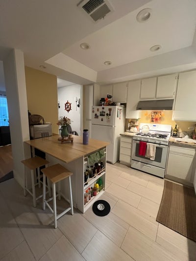 Lovely spacious condo Main Photo