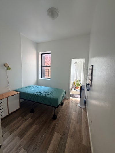 Small Room with Private En Suite Bathroom in Harle Main Photo
