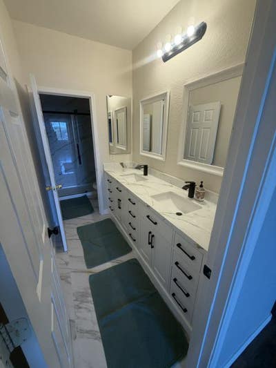Executive Queen Bedroom/Shared Bathroom Main Photo